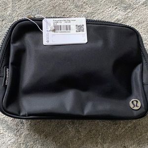 NWT Lululemon Everywhere belt bag-large